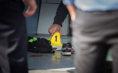 Les enquêteurs sur les lieux d'une attaque dans le tramway dans le quartier nord de Jérusalem de Pisgat Ze'ev, le 10 novembre 2015. (Crédit : Yonatan Sindel / Flash90)