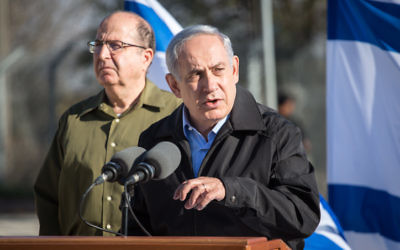 Le Premier ministre Benjamin Netanyahu et le ministre de la Défense Moshe Yaalon pendant une conférence de presse au Gush Etzion en Cisjordanie, le 23 novembre 2015. (Crédit : Emil Salman / Pool)