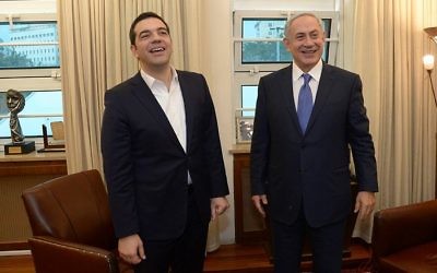 Le Premier ministre Benjamin Netanyahu avec son homologue grec Alexis Tsipras, au bureau de Netanyahu à Jérusalem le 25 novembre 2015 (Crédit : Haim Zach / GPO)