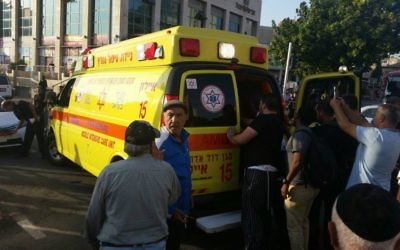Une ambulance évacue un résident blessé de Rishon Lezion après une attaque palestinienne au couteau dans la ville, le 2 novembre 2015 (Crédit : Magen David Adom)