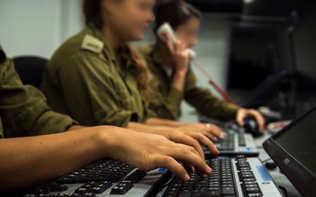 Le centre du commandement de tir du commandement du sud rassemble des informations à partir de plusieurs sources militaires pour identifier des cibles pour les frappes de Tsahal (Crédit : Unité du porte-parole de Tsahal)