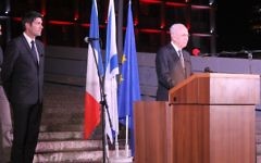 L'ancien président, Shimon Peres, au rassemblement en hommage aux victimes des attentats du 13 novembre 2015 à Paris, le 14 novembre 2015 (Crédit : Ambassade de France)