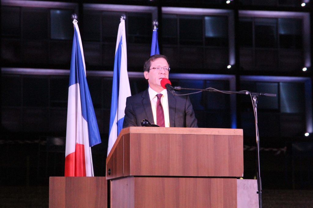 Le dirigeant de l'Union sioniste, Isaac Herzog, au rassemblement en hommage aux victimes des attentats du 13 novembre 2015 à Paris, le 14 novembre 2015 (Crédit : Ambassade de France) Le dirigeant de l'Union sioniste, Isaac Herzog, au rassemblement en hommage aux victimes des attentats du 13 novembre 2015 à Paris, le 14 novembre 2015 (Crédit : Ambassade de France)