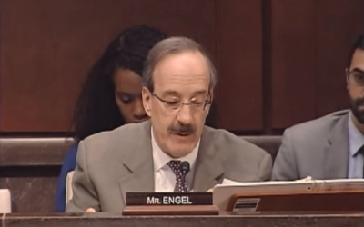 Le représentant démocrate de New York, Eliot Engel, lors d'une réunion d'anciens combattant le 25 novembre 2015 (Crédit : Capture d'écran YouTube)