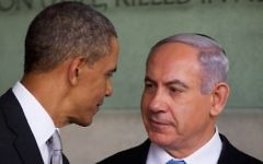 Le président américain Barack Obama (à gauche) et le Premier ministre Benjamin Netanyahu au musée Yad Vashem, le 22 mars 2013, à Jérusalem. (Crédit : Uriel Sinai/Getty Images/JTA)