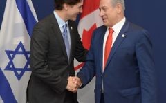 Le Premier ministre Benjamin Netanyahu (à droite) et le Premier ministre canadien Justin Trudeau à Paris, le 30 novembre 2015. (Crédit : Amos Ben-Gershom/GPO)