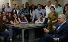 Le Premier ministre Netanyahu au Centre des sciences Hemda le 26 novembre (Crédit : Amos Ben-Gershom/GPO)