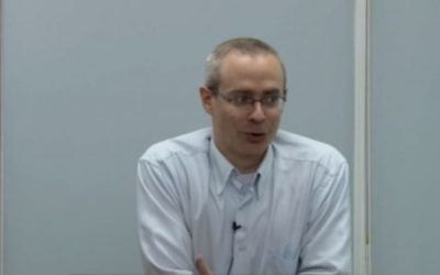 Ran Baratz donne une conférence au centre juif Statesmanship. (Crédit : capture d'écran: YouTube / mmedinaut)