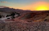 Coucher de soleil dans le désert du Néguev près de la ville de Yeruham (Wikimedia Commons / Matthew Parker)