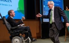 Le républicain  Jim Langevin, à gauche, de Rhode Island saluant l'ancien sénateur Tom Harkin de l'Iowa Ruderman Inclusion Summit à Boston, en novembre 2015 (Crédit : Noam Galai / via JTA)