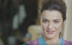 L'actrice Rachel Weisz a repris le rôle principal dans « Denial », un film sur la bataille juridique de Deborah Lipstadt contre le négationniste David Irving (Crédit : Youtube)