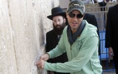 Enrique Iglesias en visite au mur Occidental de Jérusalem (Crédit : Olivier Fitoussi /Flash90)