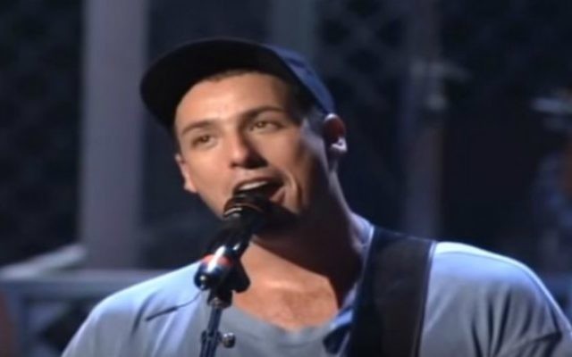 Adam Sandler chantant "The Chanukah Song" (Crédit : capture d'écran YouTube)