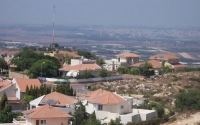L'implantation d'Alfe Menashe en Cisjordanie (Crédit : Wikimedia Commons/Jonathan Schilling/CC BY-SA 3.0)