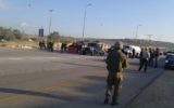 Soldats israéliens sur les lieux d'une tentative d'attaque au couteau , au checkpoint Eliyahu en Cisjordanie, le 9 novembre 2015. (Crédit : ministère de la Défense)