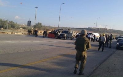 Soldats israéliens sur les lieux d'une tentative d'attaque au couteau , au checkpoint Eliyahu en Cisjordanie, le 9 novembre 2015. (Crédit : ministère de la Défense)