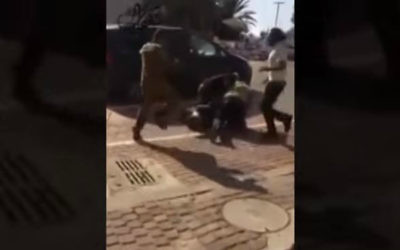 Une capture d'écran de la vidéo publiée de l'agression d'un jeune bédouin par des passants juifs le 8 novembre 2015, à l'extérieur d'un centre commercial de Beer Sheva (Crédit : Capture d'écran / YouTube)