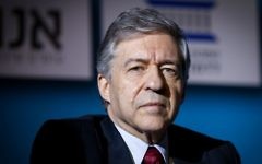 Yossi Beilin à la Conférence sur la démocratie d'Israël à Tel Aviv, le 17 février 2015. (Crédit : Amir Levy/Flash90)