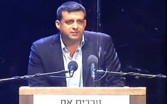 Yonatan Ben-Artzi, petit-fils d'Yitzhak Rabin à un événement commémorant la mort de son grand-père (Crédit : capture d'écran Deuxième chaîne)