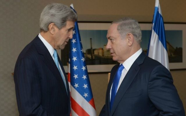 Le Premier ministre Benjamin Netanyahu (à droite) avec le secrétaire d'Etat américain John Kerry, à Berlin, le 22 octobre 2015. (Crédit : Amos Ben Gershom/GPO) Le Premier ministre Benjamin Netanyahu (à droite) avec le secrétaire d'Etat américain John Kerry, à Berlin, le 22 octobre 2015. (Crédit : Amos Ben Gershom/GPO)
