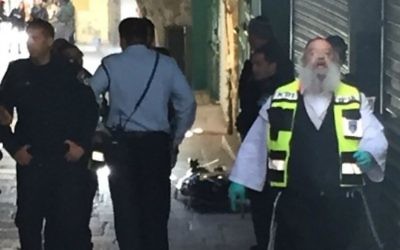 Policiers et secouristes sur le site où un terroriste palestinien a poignardé un agent de la police des frontières près de la porte de Damas, dans la Vieille Ville de Jérusalem le 29 novembre 2015. (Crédit : Police israélienne)