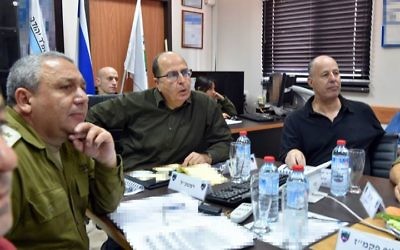 Le ministre de la Defense Moshe Yaalon (au centre) , le chef d’état-major de Tsahal Gadi Eisenkot (à gauche) et le .président de la commission des Affaires étrangères et de la Défense de la Knesset Tzachi Hanegbi lors d’une visite de la Brigade de Judée de Tsahal le 10 novembre 2015 (Photo: page Facebook de Moshe Yaalon)
