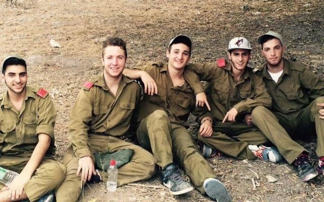 Ezra Schwartz, au centre, a été assassiné par un terroriste palestinien dans le sud de Jérusalem, le 19 novembre 2015. Schwartz passait une année sabbatique dans une yeshiva à Beit Shemesh (Crédit : Facebook) Ezra Schwartz, au centre, a été assassiné par un terroriste palestinien dans le sud de Jérusalem, le 19 novembre 2015. Schwartz passait une année sabbatique dans une yeshiva à Beit Shemesh (Crédit : Facebook)
