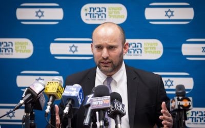 Le ministre de l'Éducation Naftali Bennett, dirigeant du HaBayit HaYehudi, lors de la réunion hebdomadaire de son parti à la Knesset, à Jérusalem, le 2 novembre 2015 (Crédit : Miriam Alster / Flash90)
