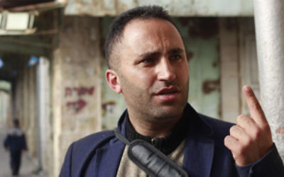 Issa Amro, qui dirige l'association 'Youth Against Settlements' dans la vieille ville de Hébron, en Cisjordanie, le 5 novembre 2015. (Crédit : Judah Ari Gross/Times of Israël)