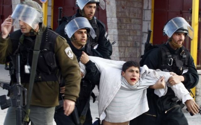Un jeune Palestinien arrêté par la police des frontières israélienne suite à des affrontements avec les forces de sécurité, février 2010. (Crédit photo: Abir Sultan / Flash90) Un jeune Palestinien arrêté par la police des frontières israélienne suite à des affrontements avec les forces de sécurité, février 2010. (Crédit photo: Abir Sultan / Flash90)