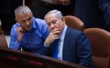 Le ministre des Finances Moshe Kahlon (à gauche) et le Premier ministre Benjamin Netanyahu  pendant une session plénière à la Knesset, le 16 novembre 2015.  (Crédit : Miriam Alster / Flash90)