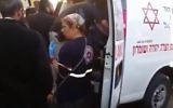Une équipe du Magen David Adom évacue des victimes d'une attaque terroriste meurtrière en Cisjordanie le 13 novembre 2015 (Crédit : capture d'écran YouTube)