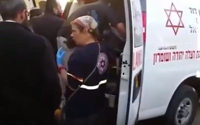 Une équipe du Magen David Adom évacue des victimes d'une attaque terroriste meurtrière en Cisjordanie le 13 novembre 2015 (Crédit : capture d'écran YouTube)