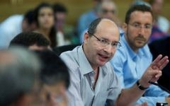Le président de la centrale syndicale Histadrout Avi Nissankorn (au centre) parle à la Knesset le 30 août 2015 (Crédit photo: Yonatan Sindel / Flash90)