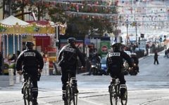Des policiers français patrouillent à vélo sur la Canebière à Marseille, le 14 novembre  2015  (Credit photo:  ANNE-CHRISTINE POUJOULAT / AFP )