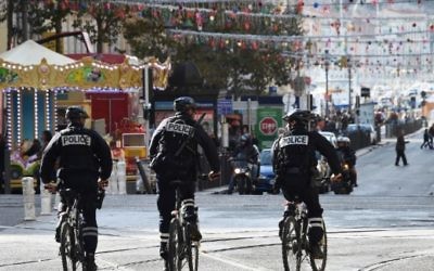 Des policiers français patrouillent à vélo sur la Canebière à Marseille, le 14 novembre  2015  (Credit photo:  ANNE-CHRISTINE POUJOULAT / AFP )