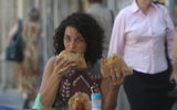 Les Aliments populaires comme le falafel d'Israël ont acquis une réputation internationale en tant que pays de végétalien. (Crédit : Orel Cohen / Flash90)