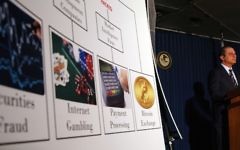 Le procureur fédéral pour le district sud de New York Preet Bharara lors d'une conférence de presse où il a annoncé des accusations contre trois personnes pour des infractions liées au  piratage informatique de nombreuses institutions financières le 10 novembre 2015 à New York (Crédit photo Spencer Platt/Getty Images, via JTA)