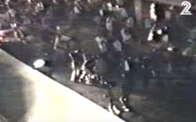 Scène sur la place des rois d'Israël le 4 novembre 1995 le soir du meurtre d'Yitzhak Rabin (Crédit : capture d'écran Deuxième chaîne)