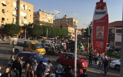 La scène d'une attaque au couteau à Rishon Lezion, le 2 novembre 2015. (Crédit : Facebook/Dixième chaîne)