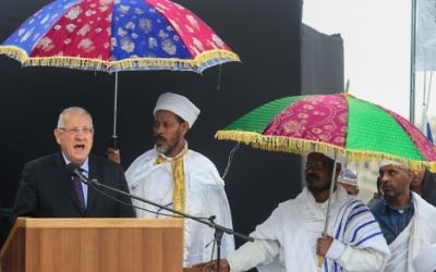 Le président Reuven Rivlin, à gauche parle au cours de la cérémonie pour la fête du Sigd en présence de centaines de Juifs d'origine éthiopienne, sur la promenade Sherover donnant sur la Vieille Ville de Jérusalem, le 11 novembre 2015. (Crédit photo: Flash90)