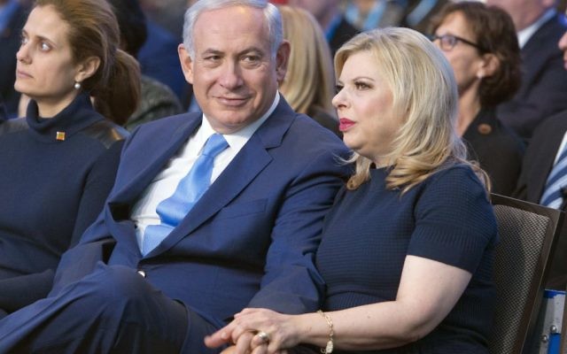 Le Premier ministre Benjamin Netanyahu et son épouse Sara au JFNA, à Washington, le 10 novembre 2015. (Crédit : Ron Sachs, JFNA) Le Premier ministre Benjamin Netanyahu et son épouse Sara au JFNA, à Washington, le 10 novembre 2015. (Crédit : Ron Sachs, JFNA)