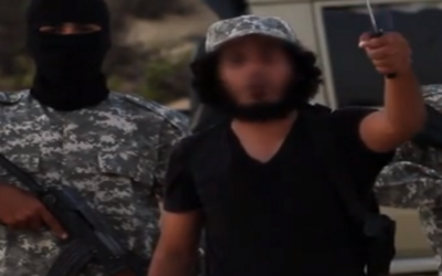 Image extraite d'une vidéo de l'Etat islamique en hébreu promettant une « grande guerre » contre  les "petits fils des singes et des cochons "  (Capture d'écran YouTube)