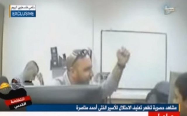 Des policiers israéliens interrogent le jeune palestinien de 13 ans Ahmed Manasra soupçonné de terrorisme dans une vidéo qui a fui dans la presse palestinienne, le 9 novembre 2015 (Capture d'écran: YouTube) Des policiers israéliens interrogent le jeune palestinien de 13 ans Ahmed Manasra soupçonné de terrorisme dans une vidéo qui a fui dans la presse palestinienne, le 9 novembre 2015 (Capture d'écran: YouTube)