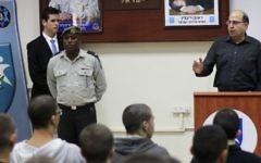 Le ministre de la Défense Moshe Yaalon s'adresse à  de nouvelles recrues au centre d'enrôlement de l'armée israélienne à Kiryat Ono près de Tel-Aviv le 30 novembre 2015 (Photo: Juda Ari Gross / Times of Israel)