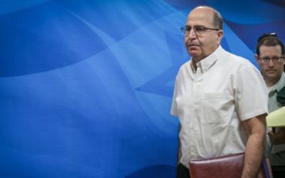 Le ministre de la Défense Moshe Yaalon arrive à la réunion hebdomadaire du cabinet à Jérusalem le 6 Septembre 2015 (Crédit photo: Ohad Zwigenberg)