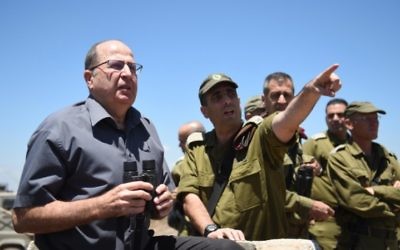Le ministre de la Défense Moshe Yaalon sur le plateau du Golan, dans le nord d'Israël, le 30 juin 2015, regardant en direction de la Syrie (Photo: Eden Moladavski / Ministère de la Défense)
