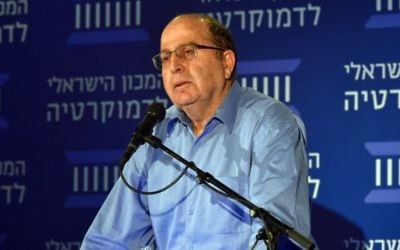 Moshe Yaalon, alors ministre de la Défense, à l'Institut de la démocratie d'Israël, le 25 novembre 2015. (Crédit : Ariel Hermony/ministère de la Défense)