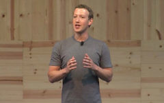 Le fondateur et PDG de Facebook, Mark Zuckerberg, annonçant de nouveaux essais pour un bouton "je n'aime pas", le 15 septembre 2015 (Crédit : capture d'écran/Facebook/Vimeo)