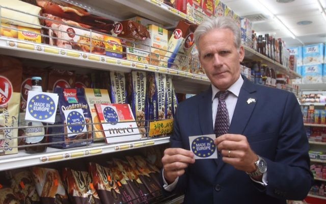 Michael Oren, député de Koulanou, montre une étiquette 'Made in Europe' préparée en réponse à la décision européenne d'étiqueter les produits fabriqués dans les implantations israéliennes, en novembre 2015. (Crédit : autorisation de Michael Oren)